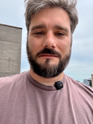 a man wearing the DJI Mic Mini
