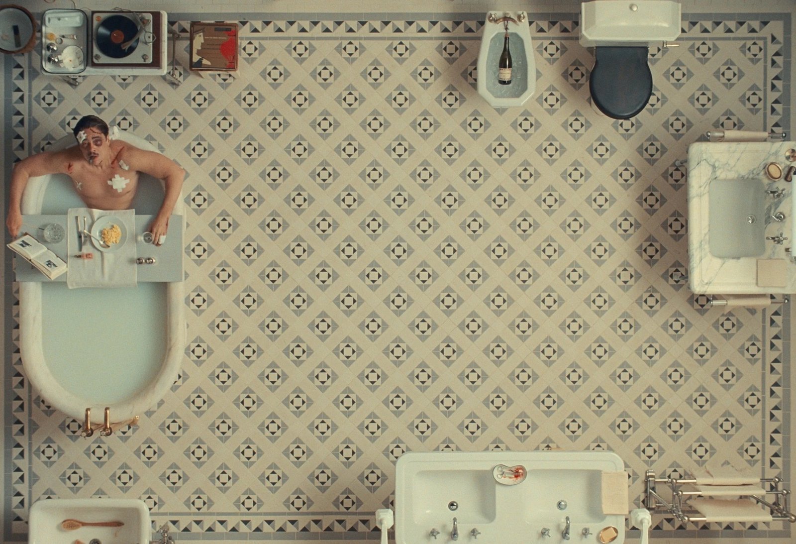 images-11-fill_-size_2000x1366-v1752684766 Benicio del Toro in bathtub in Wes Anderson's "The Phoenician Scheme"