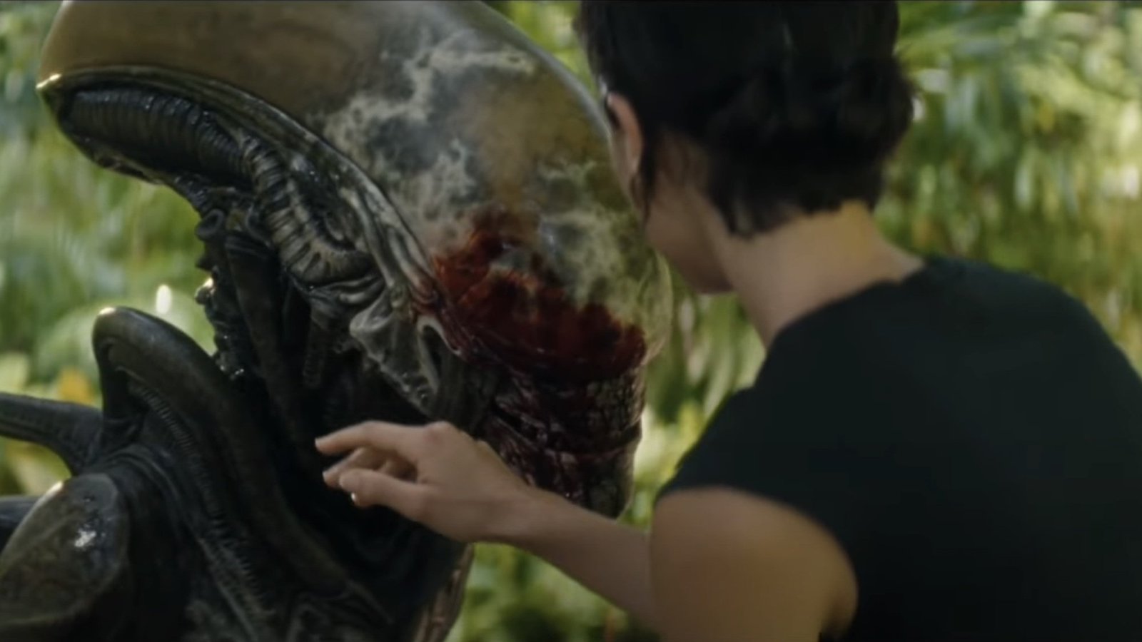 images-2-fill_-size_2000x1125-v1758913676 Jayde Rutene as Wendy's Xenomorph and Sydney Chandler as Wendy in "Alien: Earth."